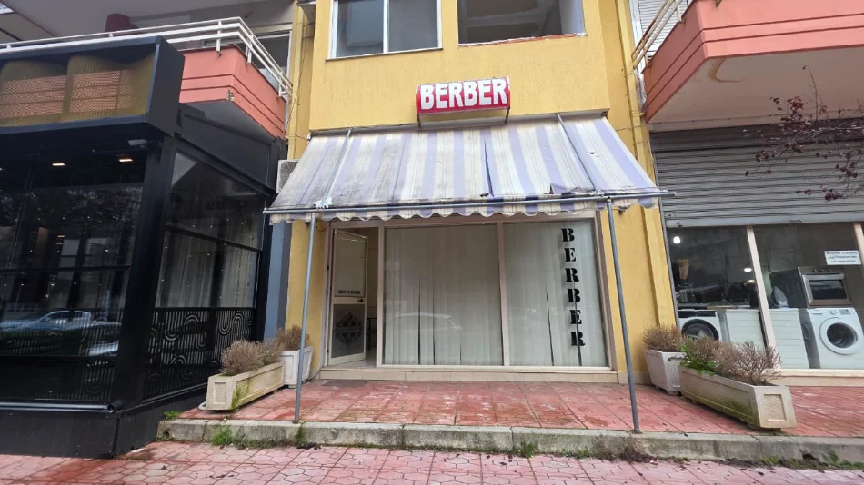 Vlore, jepet me qera dyqan Kati 0, 25 m² 425 € (Rruga Faik Konica, Vlorë)
