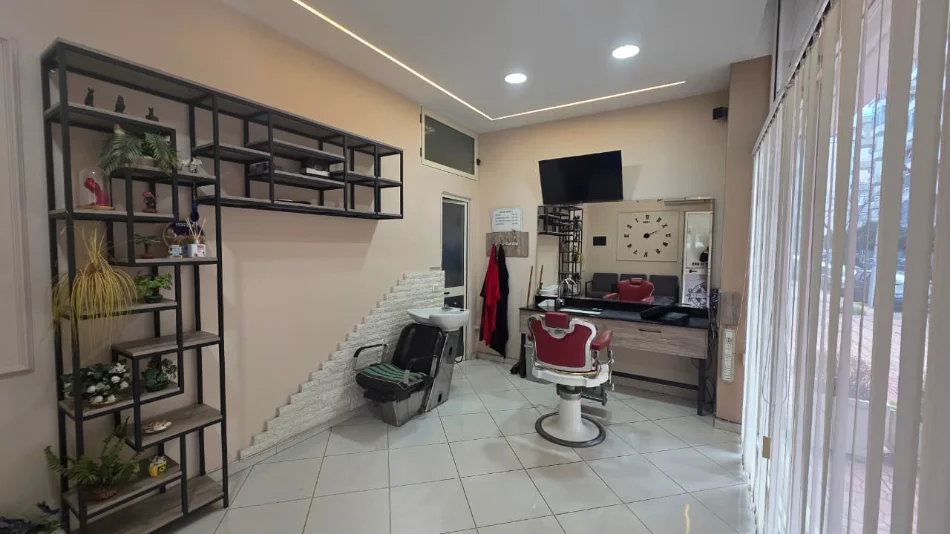 Vlore, jepet me qera dyqan Kati 0, 25 m² 425 € (Rruga Faik Konica, Vlorë)