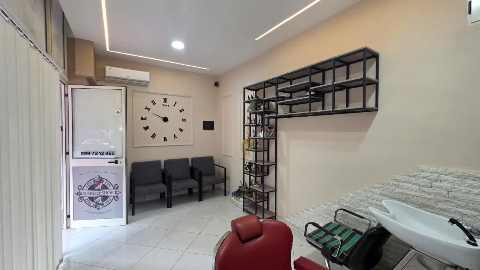 Vlore, jepet me qera dyqan Kati 0, 25 m² 425 € (Rruga Faik Konica, Vlorë)