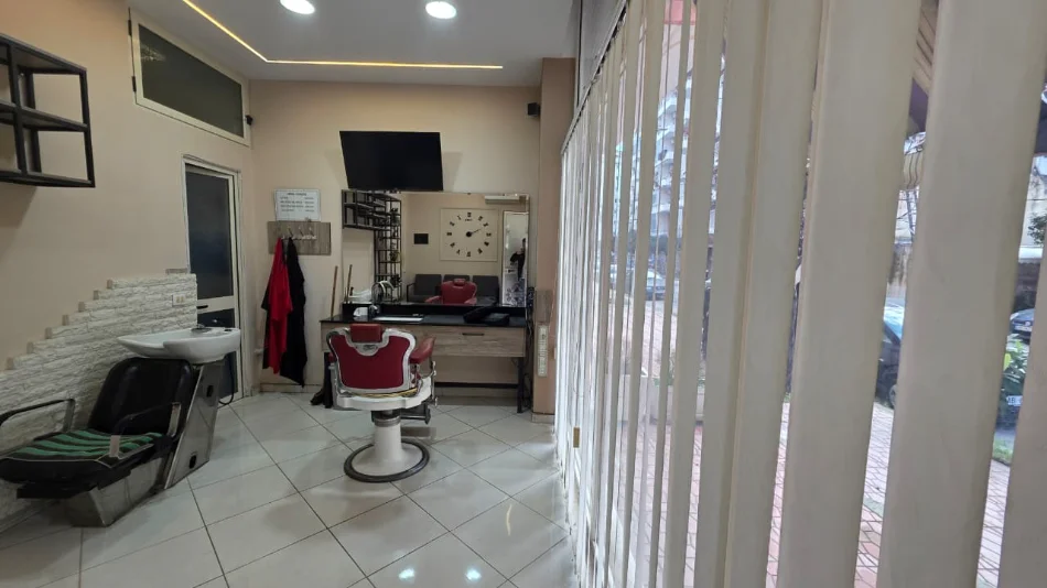 Vlore, jepet me qera dyqan Kati 0, 25 m² 425 € (Rruga Faik Konica, Vlorë)