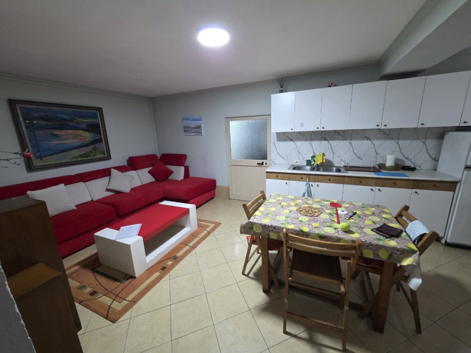 Tirane, jepet me qera apartament 1+1 Kati 1, 70 m² 400 € (Myslym Shyr)