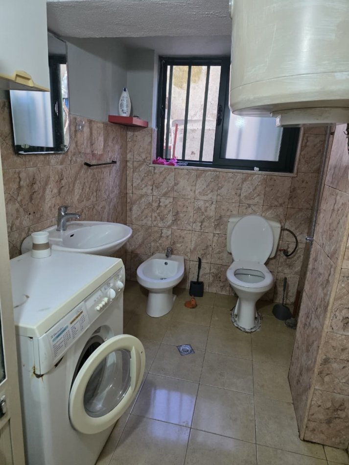 Tirane, jepet me qera apartament 1+1 Kati 1, 70 m² 400 € (Myslym Shyr)