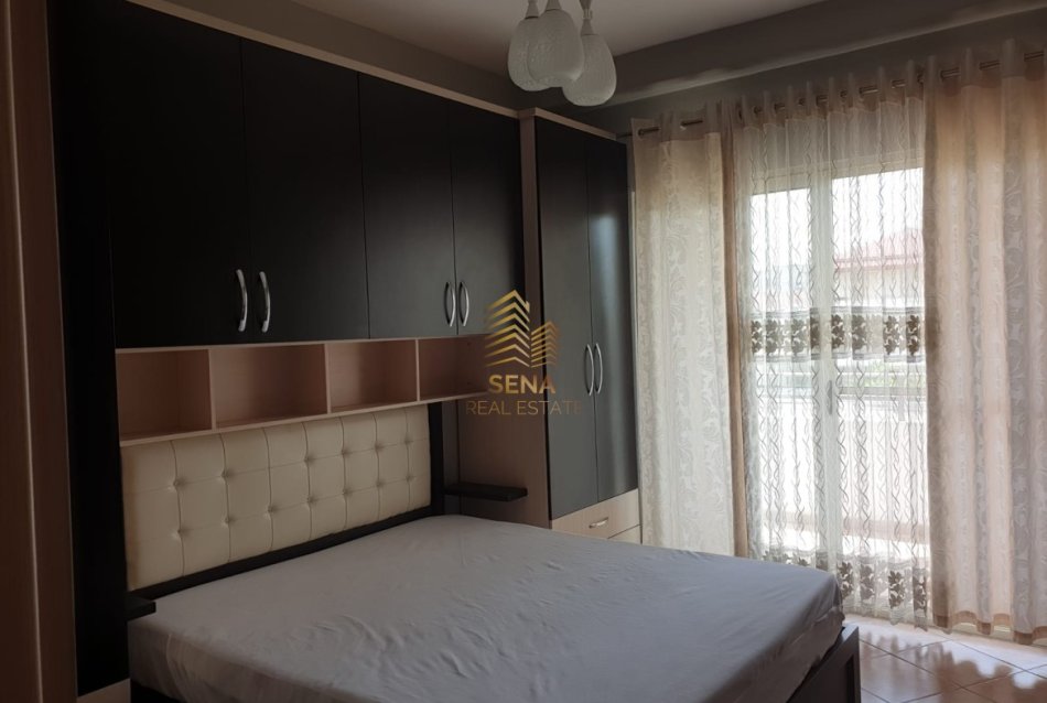 Tirane, jepet me qera apartament 1+1+Ballkon Kati 1, 65 m² 350 € (Yzberisht, Rruga Thoma Koxhaj)