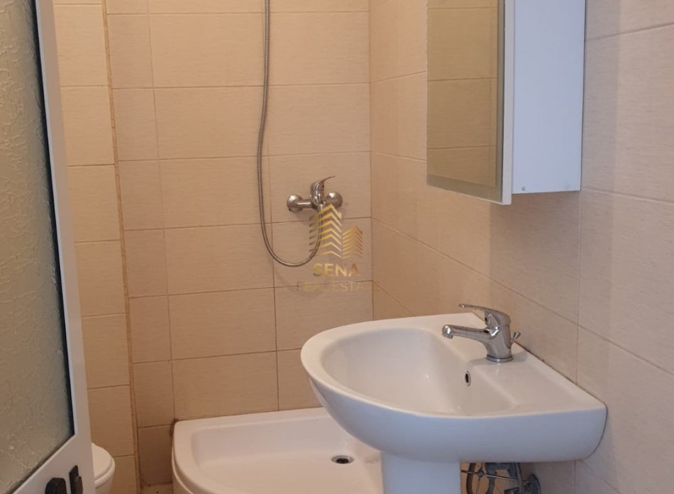 Tirane, jepet me qera apartament 1+1+Ballkon Kati 1, 65 m² 350 € (Yzberisht, Rruga Thoma Koxhaj)