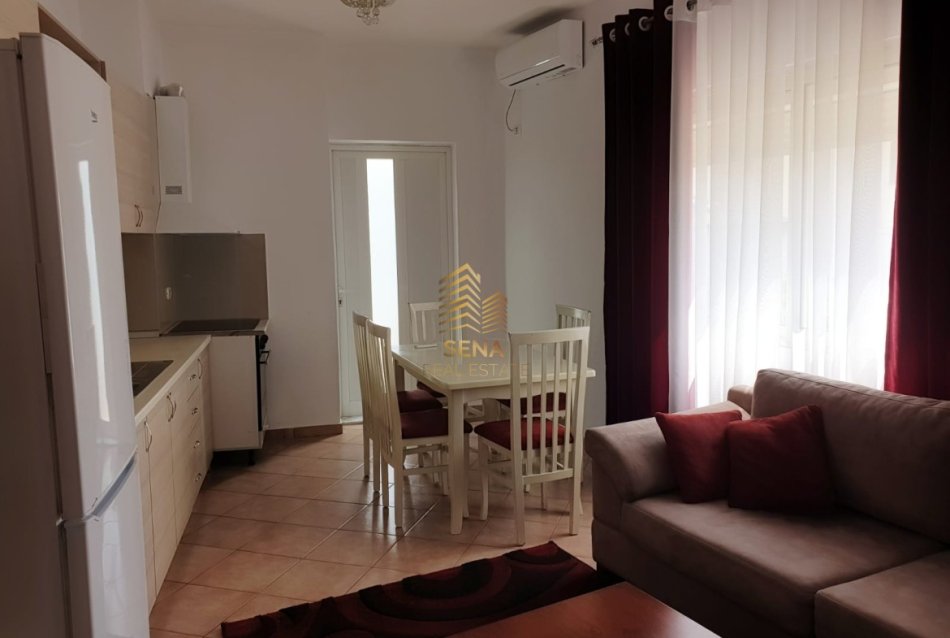 Tirane, jepet me qera apartament 1+1+Ballkon Kati 1, 65 m² 350 € (Yzberisht, Rruga Thoma Koxhaj)