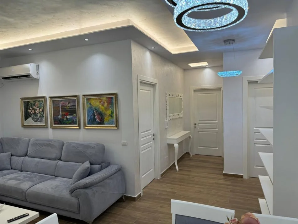 Tirane, jepet me qera apartament 2+1+Ballkon , 95 m² 600 € (Amerikan 3)