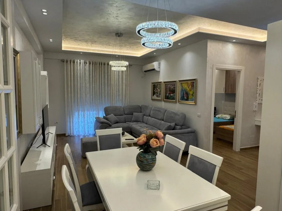 Tirane, jepet me qera apartament 2+1+Ballkon , 95 m² 600 € (Amerikan 3)