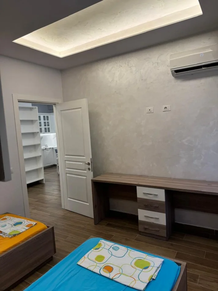 Tirane, jepet me qera apartament 2+1+Ballkon , 95 m² 600 € (Amerikan 3)