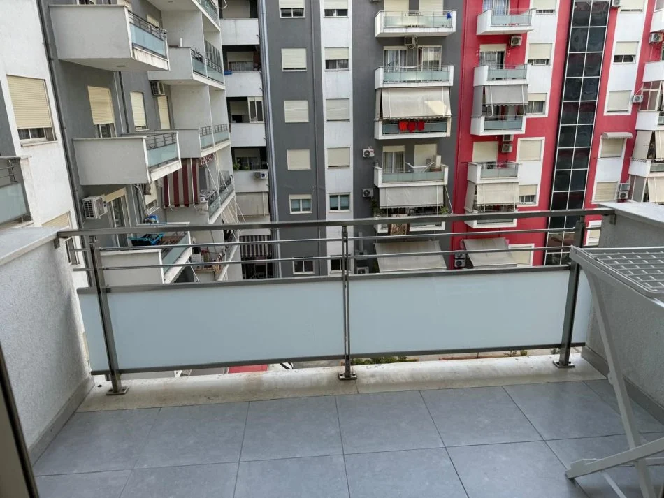 Tirane, jepet me qera apartament 2+1+Ballkon , 95 m² 600 € (Amerikan 3)