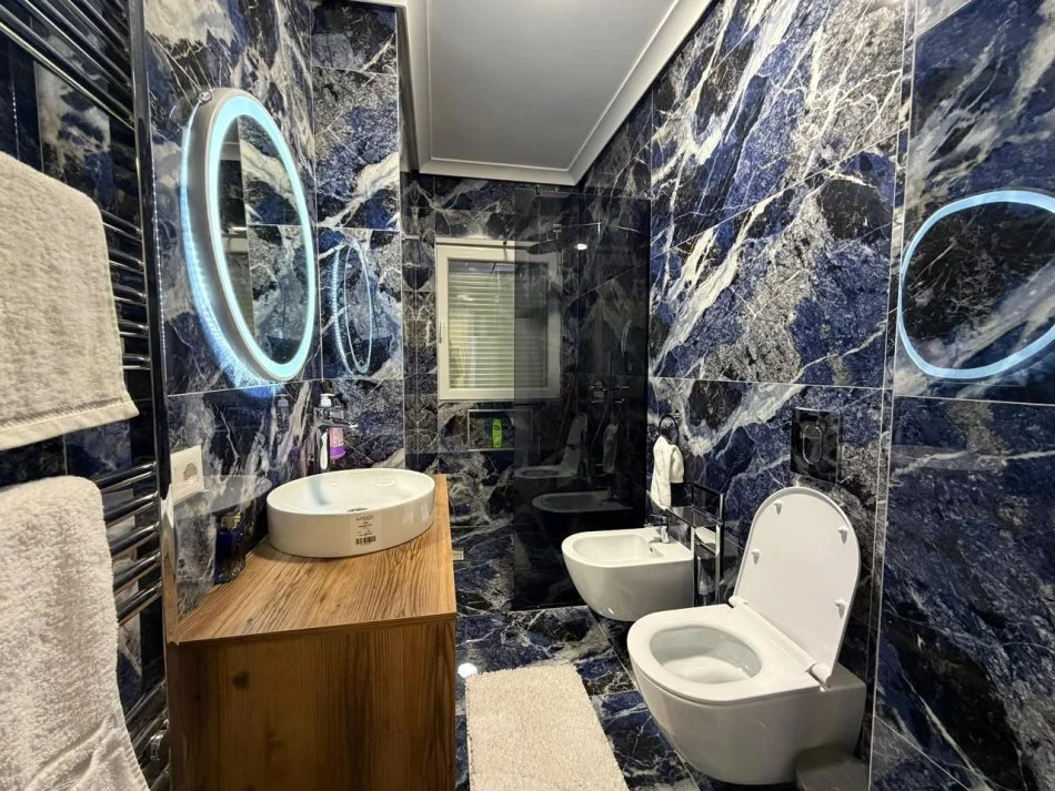 Tirane, shitet apartament 2+1+2 Poste Parkimi, Kati 2, 116 m² (Rruga e Bogdaneve)