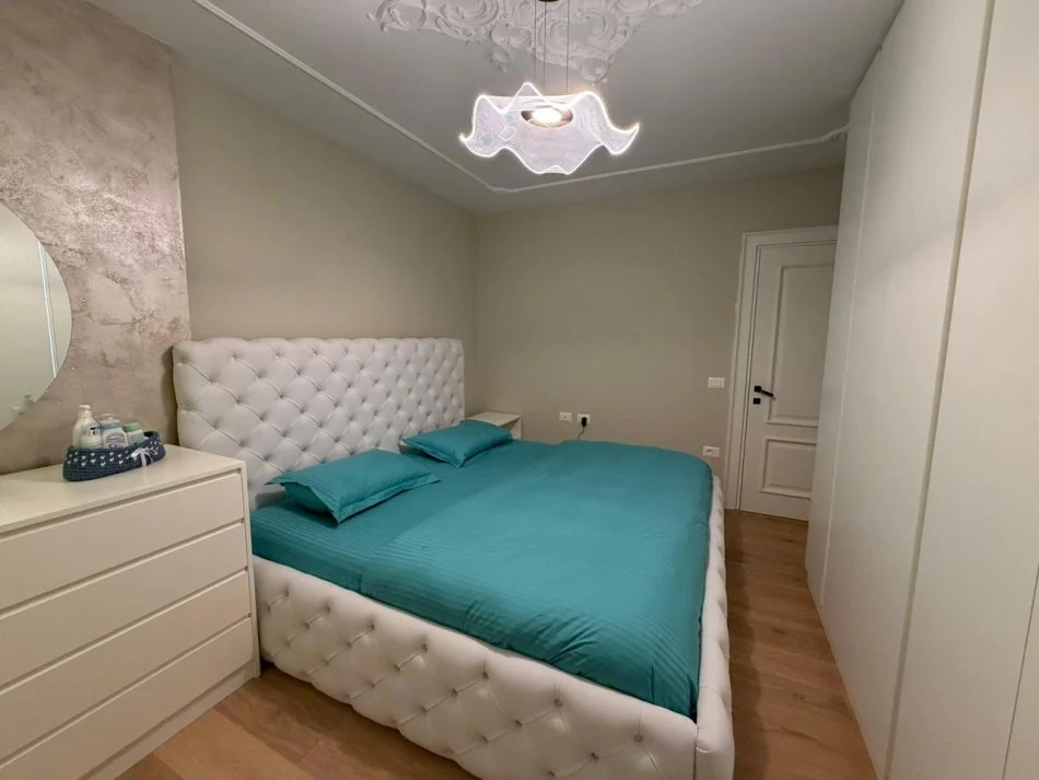 Tirane, shitet apartament 2+1+2 Poste Parkimi, Kati 2, 116 m² (Rruga e Bogdaneve)