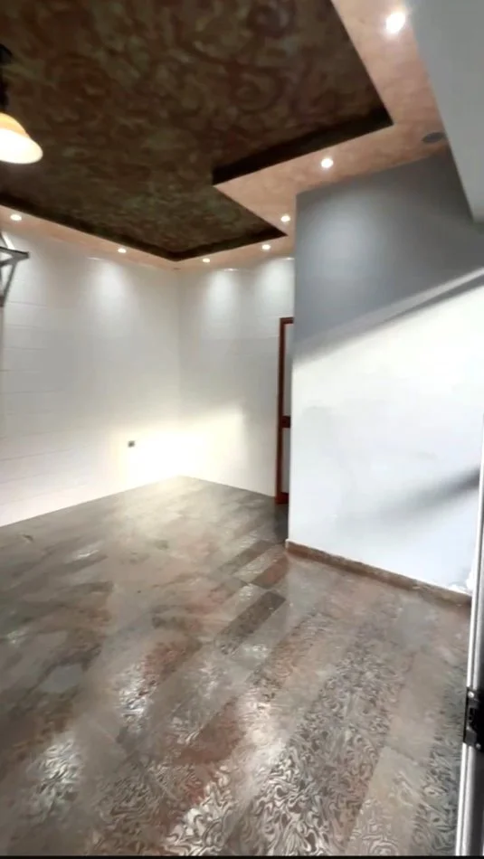 Jepet me Qera Ambient Biznesi tek Komuna e Parisit,   400 €URO