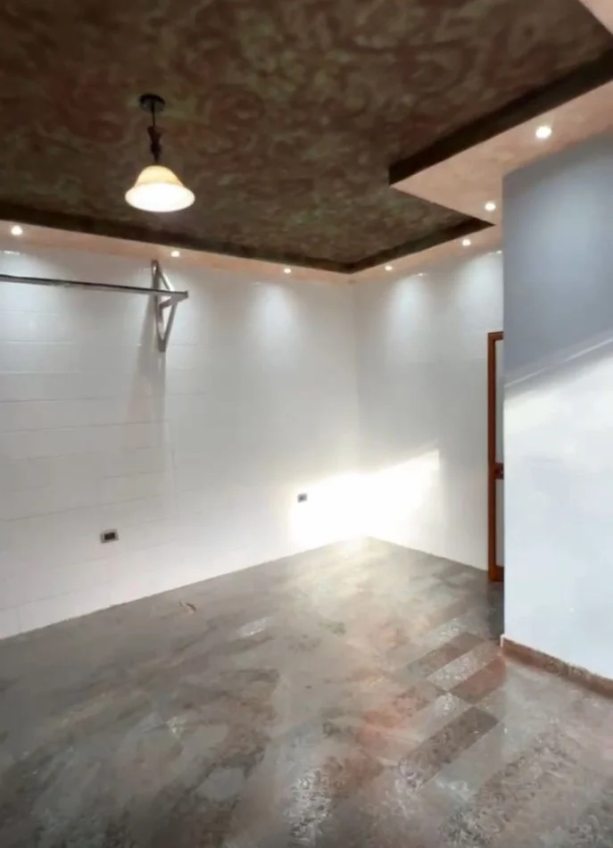 Jepet me Qera Ambient Biznesi tek Komuna e Parisit,   400 €URO