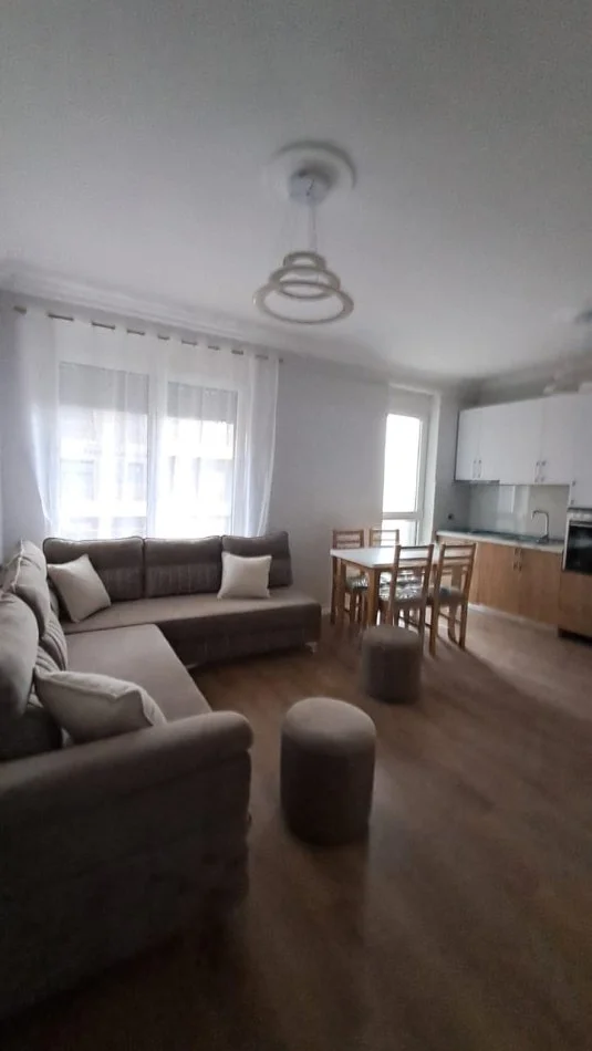 Tirane, jepet me qera apartament 1+1+Ballkon Kati 3, 600 € (Fusha e Aviacionit)