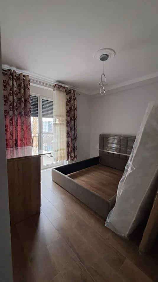 Tirane, jepet me qera apartament 1+1+Ballkon Kati 3, 600 € (Fusha e Aviacionit)