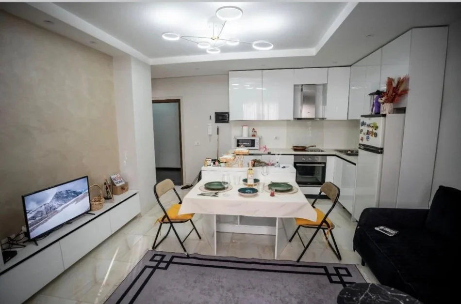 Tirane, jepet me qera apartament 1+1+Aneks+Ballkon Kati 2, 55 m² 600 € (Komuna e Parisit " tek Ola Fast")