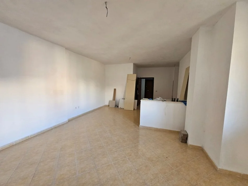 Shkembi Kavajes, shitet apartament 2+1+Aneks+Ballkon Kati 4, 105 m² 105.000 € 