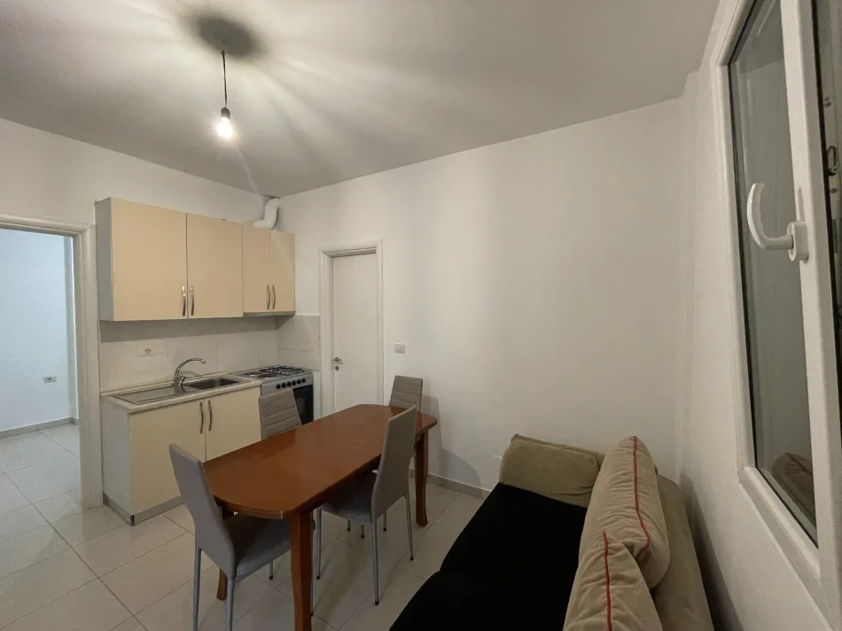 Tirane, jepet me qera apartament 1+1 , 45 m² 315 € 