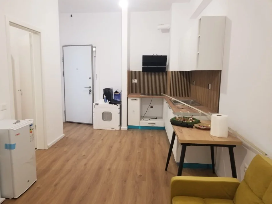 Tirane, jepet me qera apartament 1+1 Kati 3, 