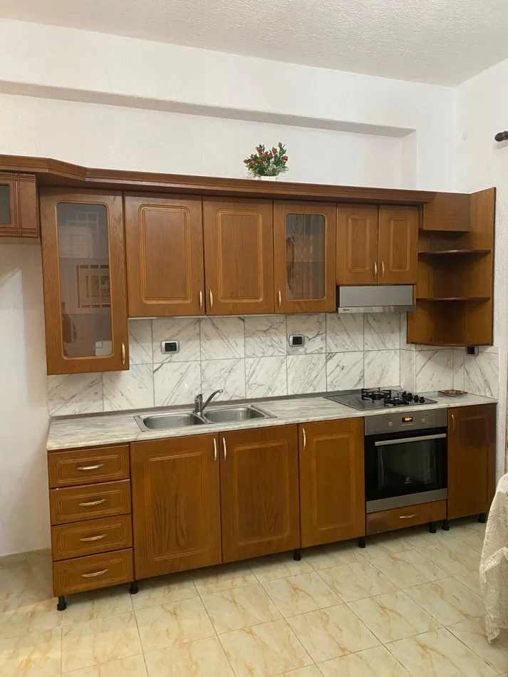 Tirane, jepet me qera apartament 2+1+Aneks+Ballkon Kati 1, 80 m² 