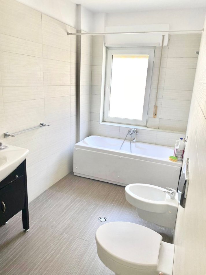 Tirane, jepet me qera apartament 2+1+Ballkon Kati 4, 115 m² 1.100 € (Kopshi Zoologjik)