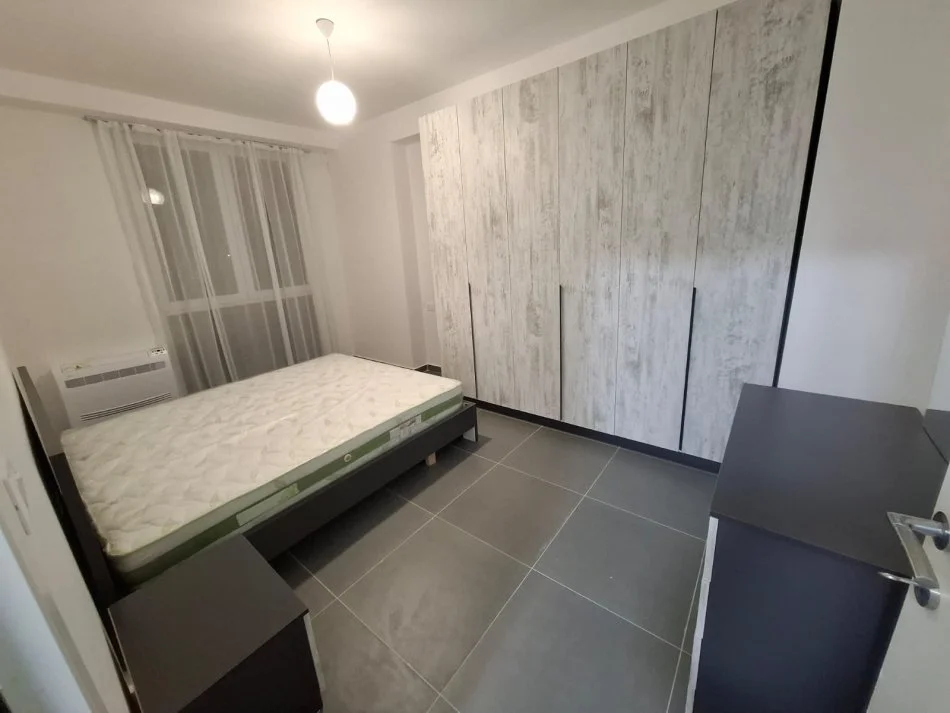 Tirane, jepet me qera apartament 2+1+Aneks+Ballkon Kati 2, 100 m² 500 € (Rruga 5 Maji)