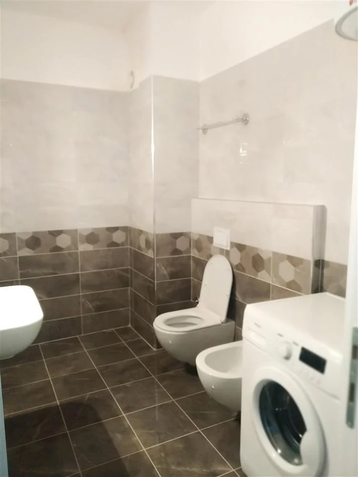 Tirane, jepet me qera apartament 1+1+Aneks+Ballkon Kati 5, 70 m² 520 € (Dritan Hoxha , Perball Universitetit Zoja e Keshillit te mire .)