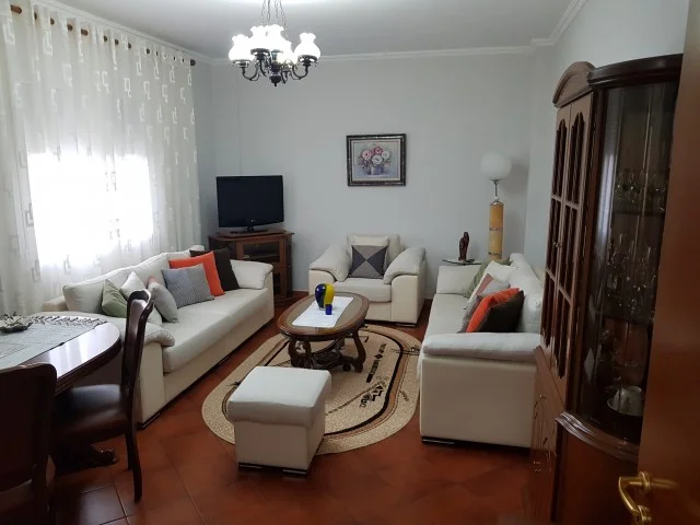 Tirane, jepet me qera apartament 2+1+Ballkon Kati 3, 100 m² 700 € (Blv. Bajram Curri)