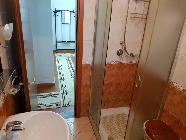 Tirane, jepet me qera apartament 2+1+Ballkon Kati 3, 100 m² 700 € (Blv. Bajram Curri)