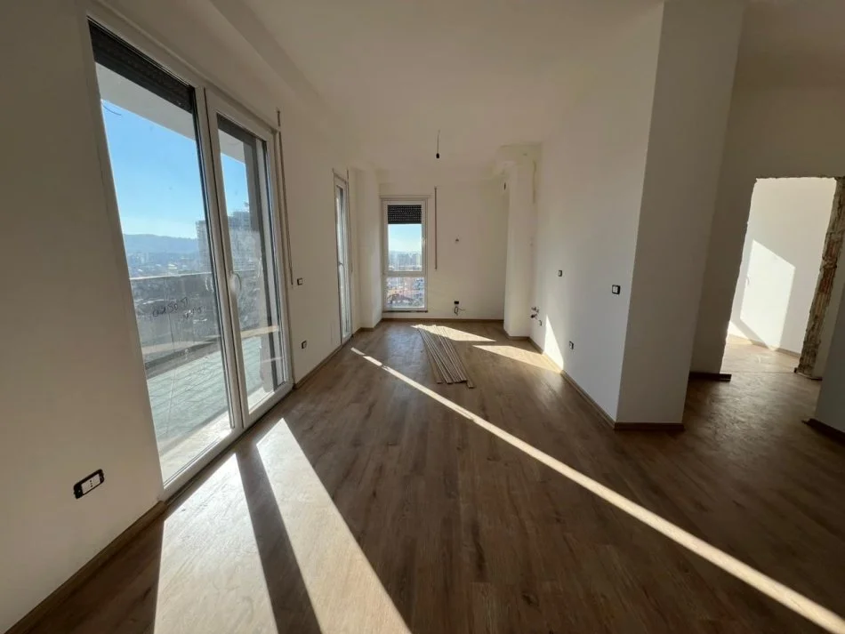 Tirane, shitet apartament 2+1+Ballkon Kati 9, 93 m² 175.750 € (Rruga Egnatia)