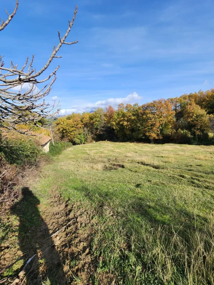 🌍 SHITET: Tokë Arë  1570 m² Brenda në Fshat me Pamje nga Pylli📍Në Fshatin IBË  102,000€ 🏕