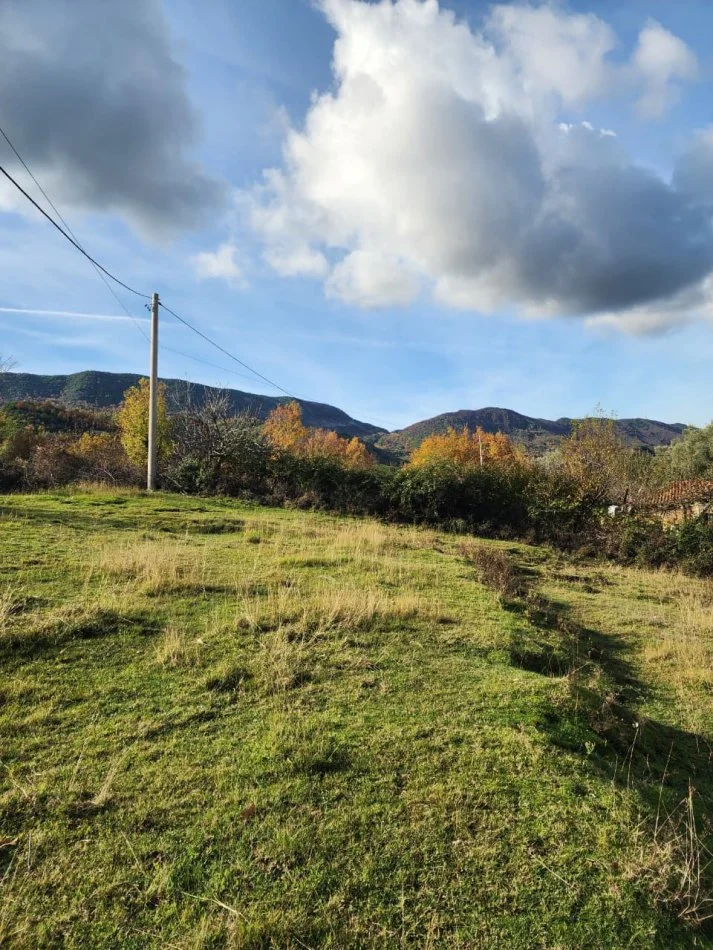 🌍 SHITET: Tokë Arë  1570 m² Brenda në Fshat me Pamje nga Pylli📍Në Fshatin IBË  102,000€ 🏕