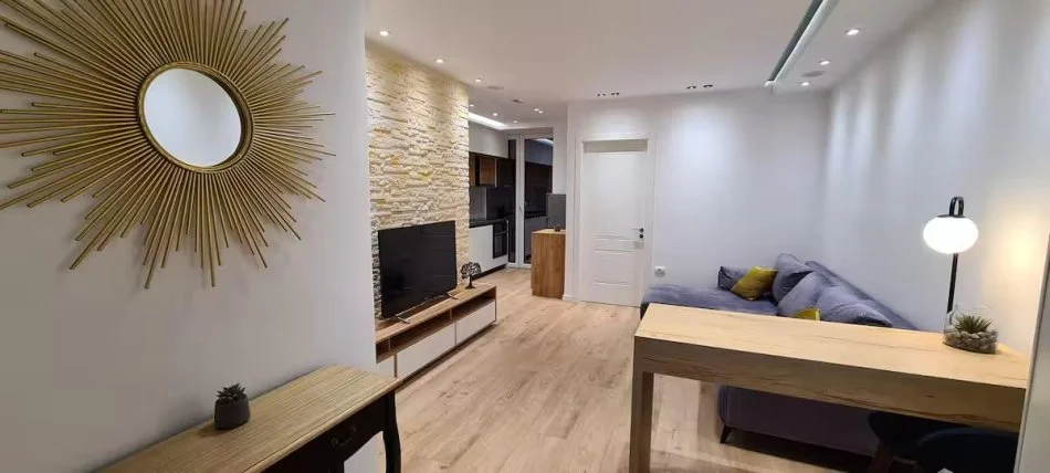 Tirane, jepet me qera apartament 1+1+Ballkon Kati 5, 65 m² 700 € (Komuna e Parisit)