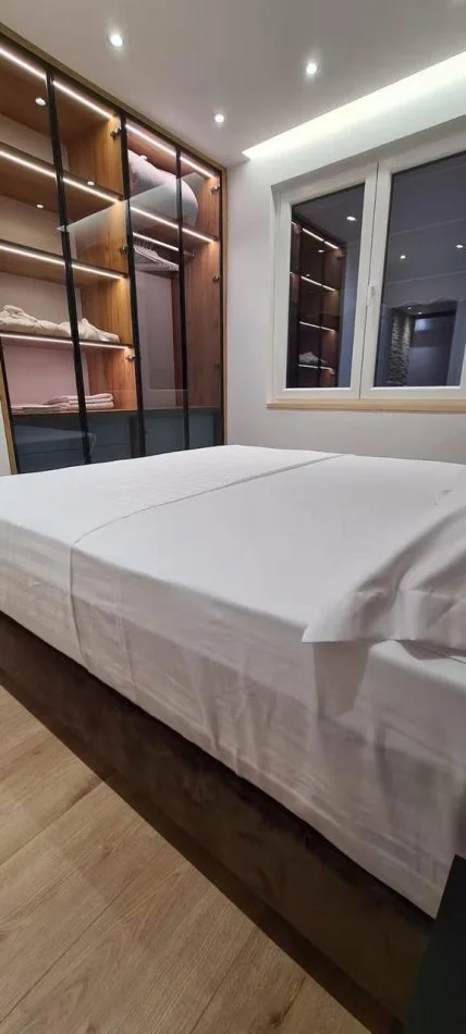 Tirane, jepet me qera apartament 1+1+Ballkon Kati 5, 65 m² 700 € (Komuna e Parisit)