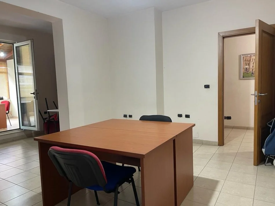 Tirane, jepet me qera zyre Kati 1, 201 m² 1.000 € 