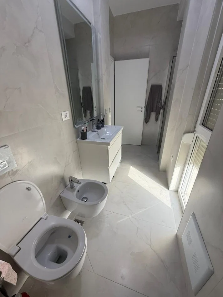 Tirane, shitet Vile 4+1+Ballkon Kati 3, 196 m² 399.000 € (Shefqet Ndroqi)