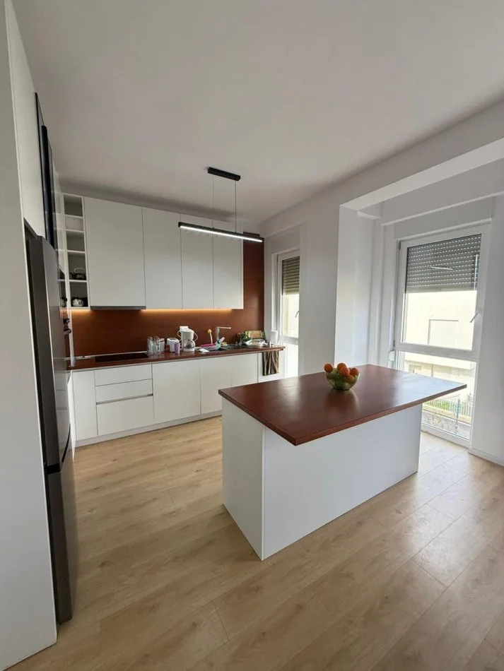 Tirane, shitet Vile 4+1+Ballkon Kati 3, 196 m² 399.000 € (Shefqet Ndroqi)