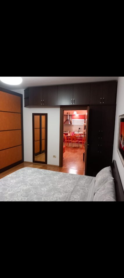 Tirane, jepet me qera 1+1 Kati 4, 65 m² 