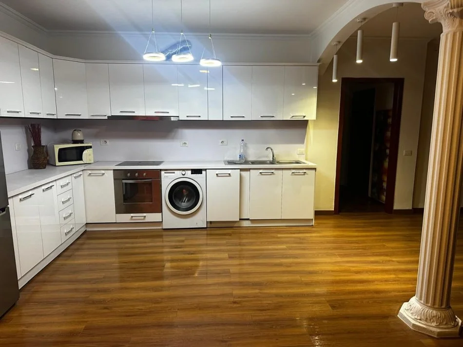 Tirane, jepet me qera apartament 2+1 Kati 5, 800 € 