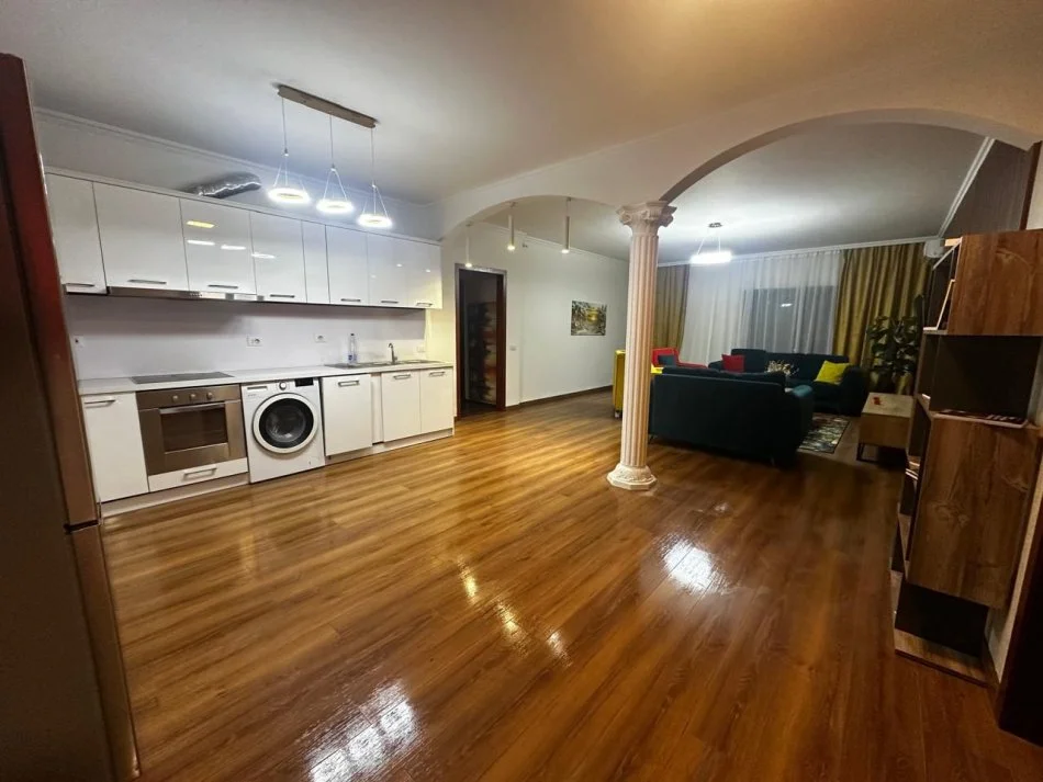 Tirane, jepet me qera apartament 2+1 Kati 5, 800 € 
