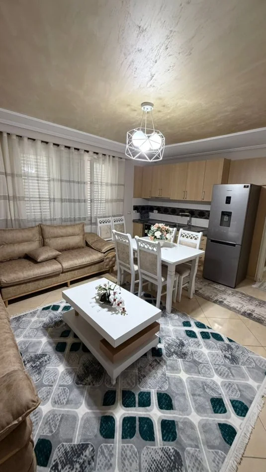 Tirane, jepet me qera apartament 2+1+Ballkon , 700 € 