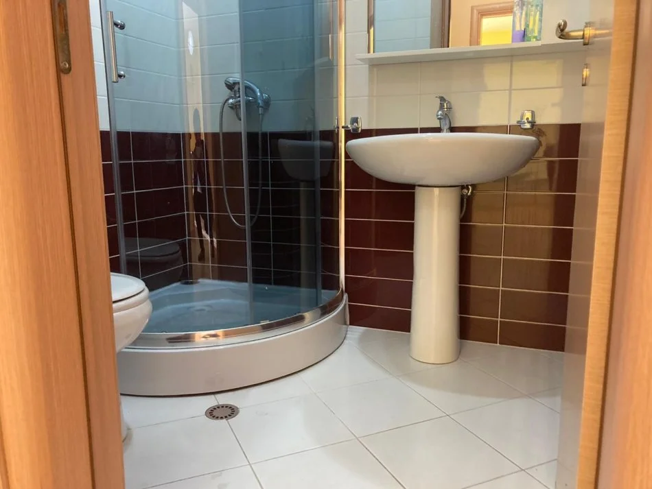 Tirane, jepet me qera apartament 2+1+Ballkon Kati 4, 94 m² 680 € (Rruga e Barrikadave)