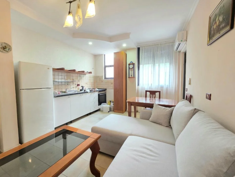 Jepet me Qera Apt 1+1 (+ Bllkn) 54m2  (Fakulteti i Mjeksise - Shkolla e Baletit📍)    50,000 leke / Muaj 🔥I pershtatshem 4 persona