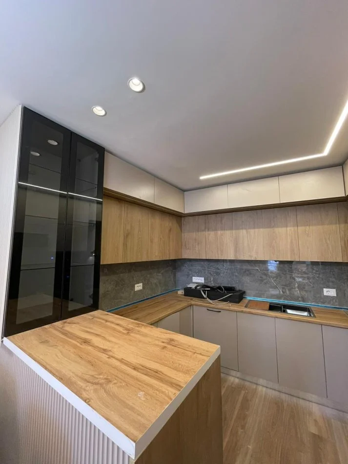 Tirane, shes apartament 2+1+Ballkon , (Rruga e Dibrës)