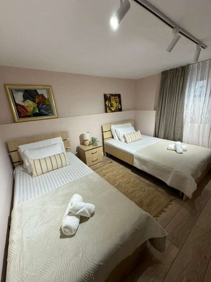 Tirane, jepet me qera apartament 2+1+Aneks+Ballkon Kati 1, 80 m² 700 € (Pran Ambasades Amerikane " rr. Ali Visha")