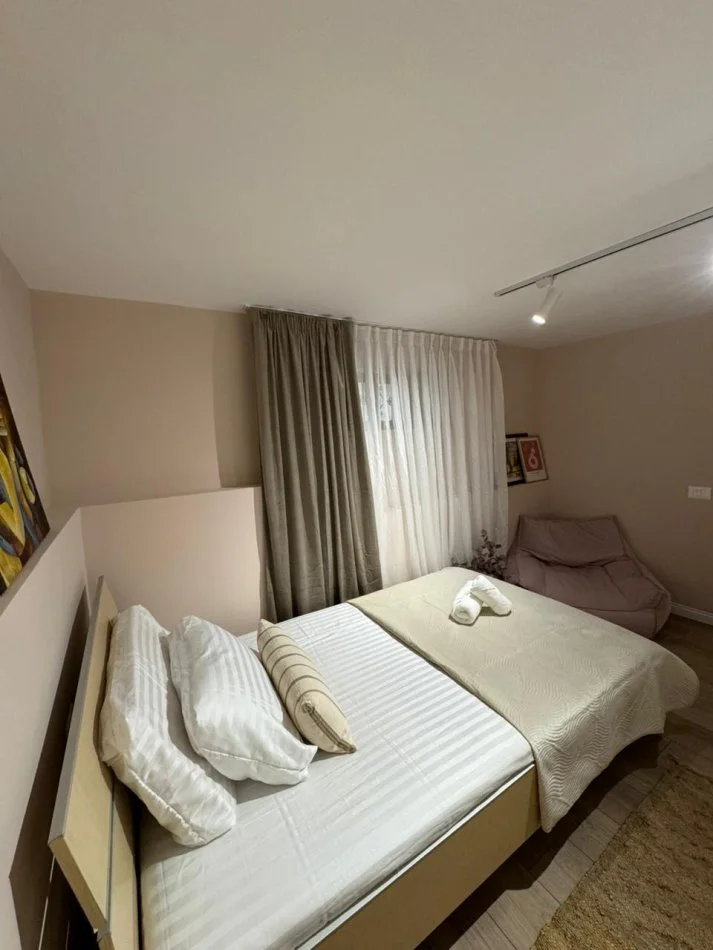 Tirane, jepet me qera apartament 2+1+Aneks+Ballkon Kati 1, 80 m² 700 € (Pran Ambasades Amerikane " rr. Ali Visha")