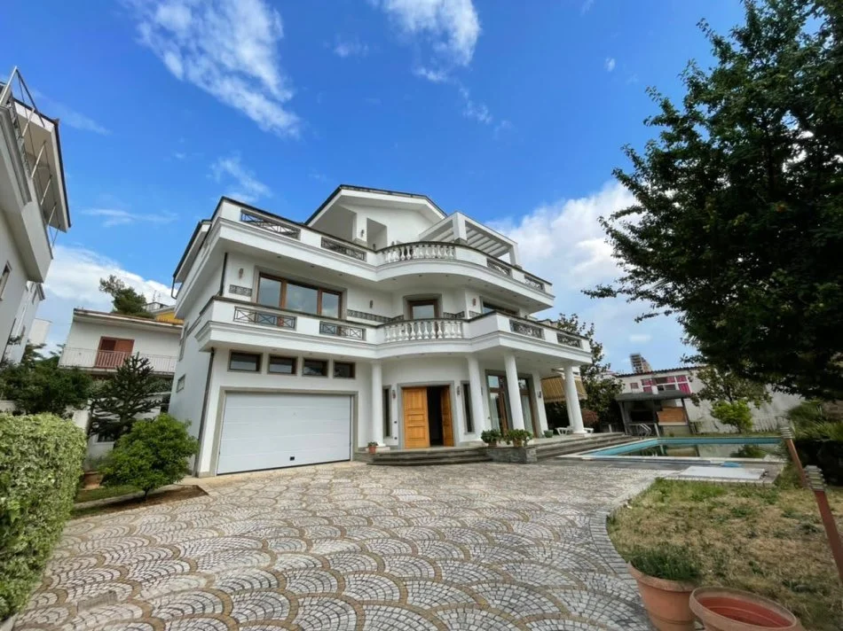 Tirane, shitet Vile , 880.000 € (Vilat Gjermane)