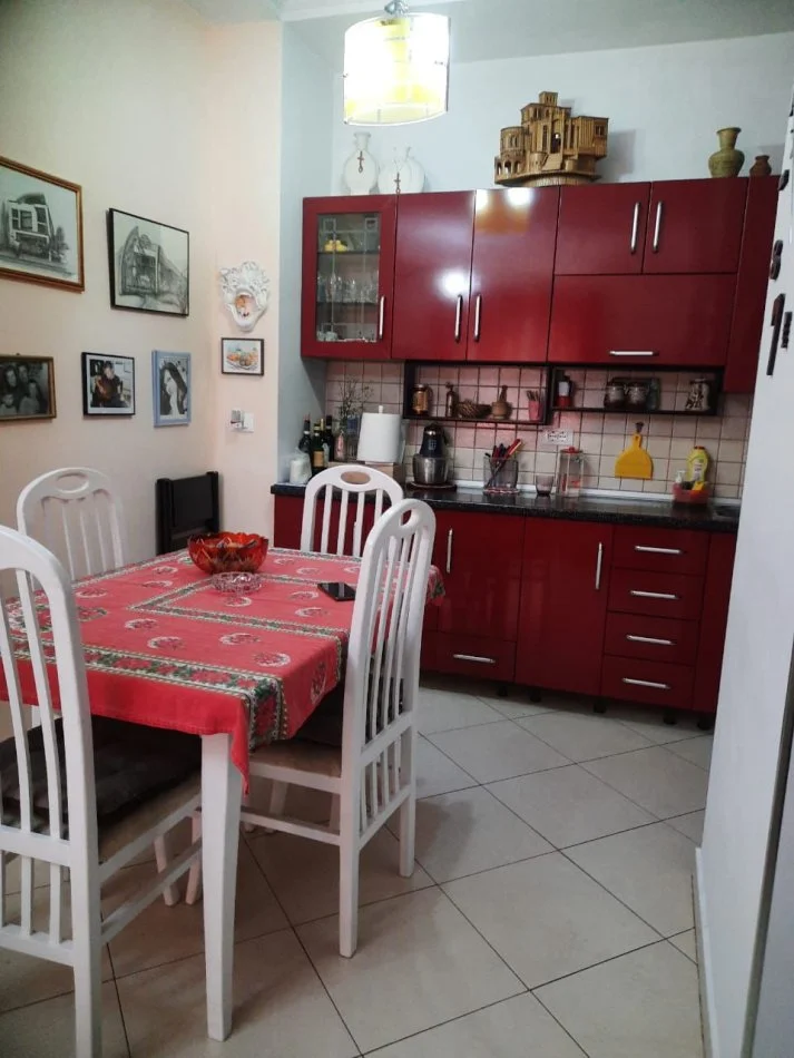 Tirane, shitet apartament 2+1 , 86 m² 