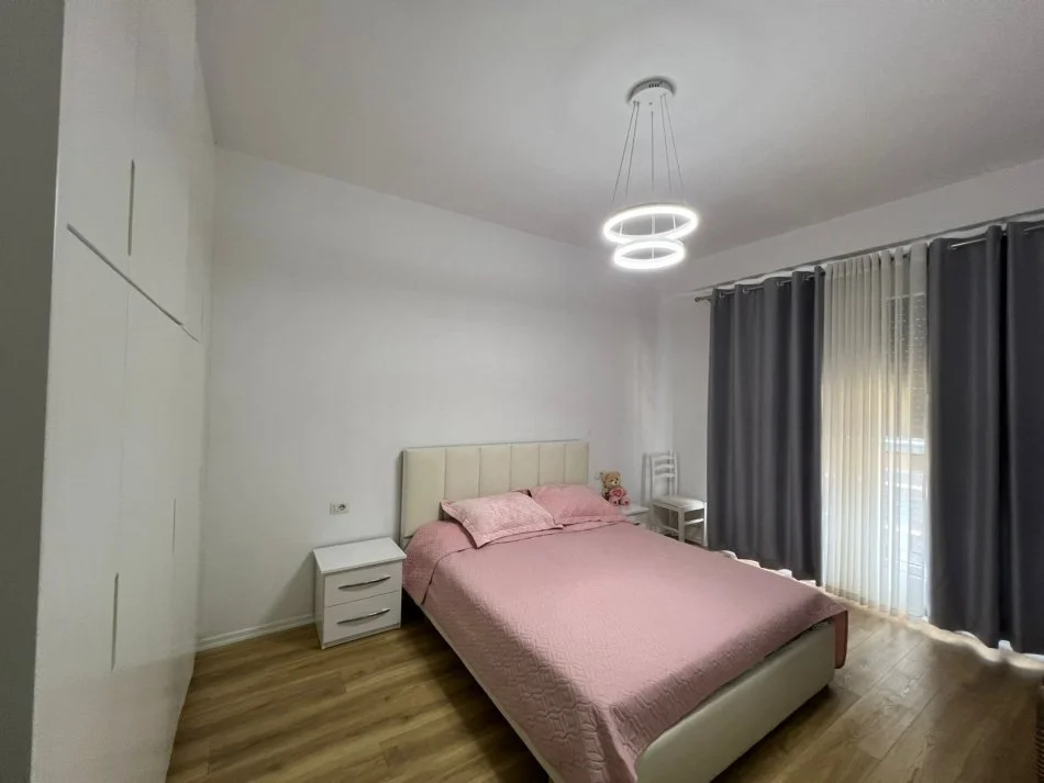 Tirane, jepet me qera apartament 1+1 , 