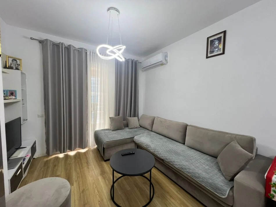 Tirane, jepet me qera apartament 1+1 , 